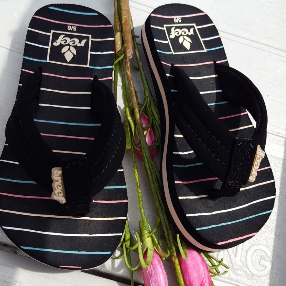Kids Reef flip flops  size 5/6 - Picture 4 of 8